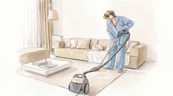 Ilustración acuarela de una persona con pijama y auriculares aspirando la alfombra de una sala de estar, con un sofá beige, mesa de centro y lámpara.
