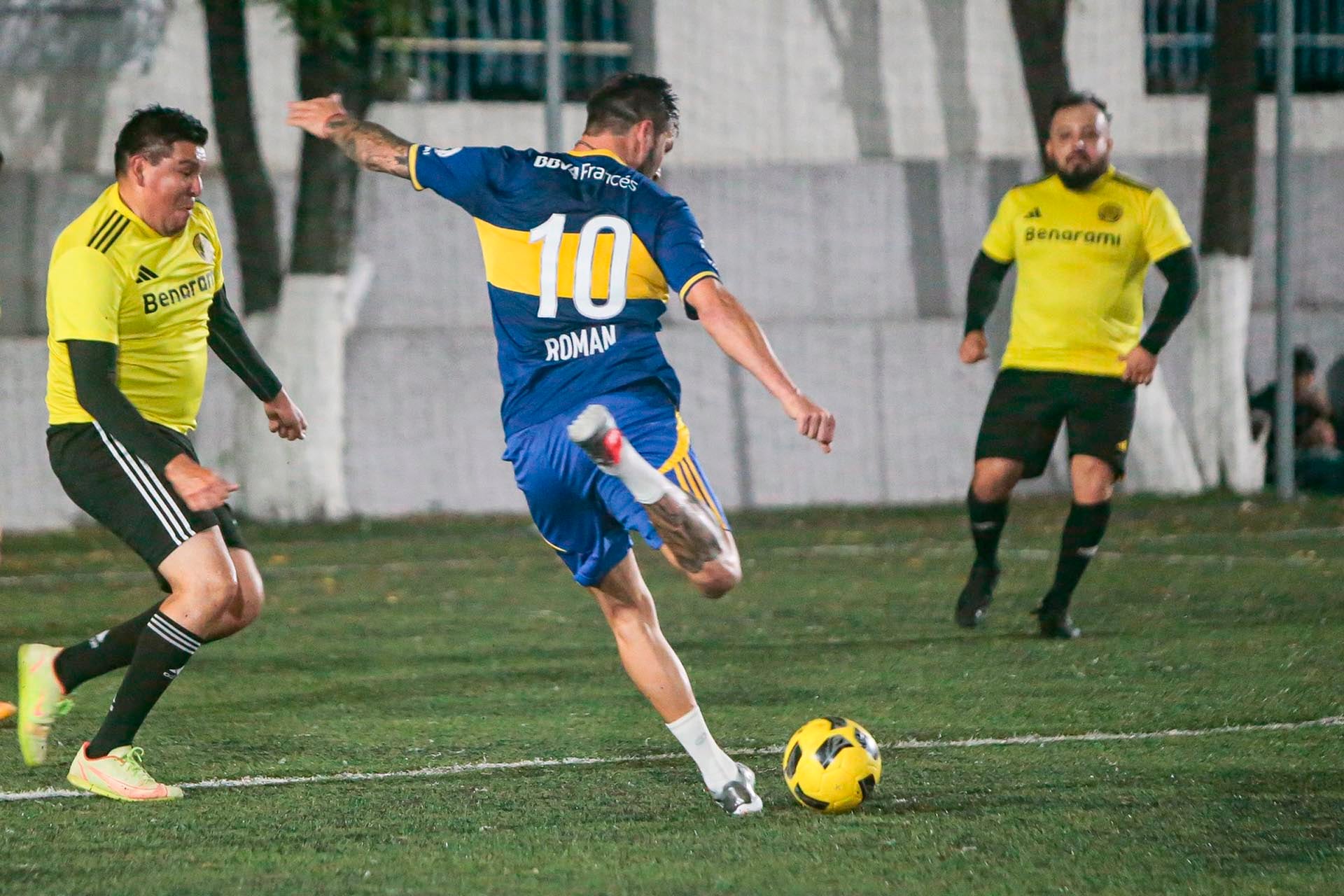 El delantero francés usó la versión de la última casaca que vistió Riquelme en el Xeneize