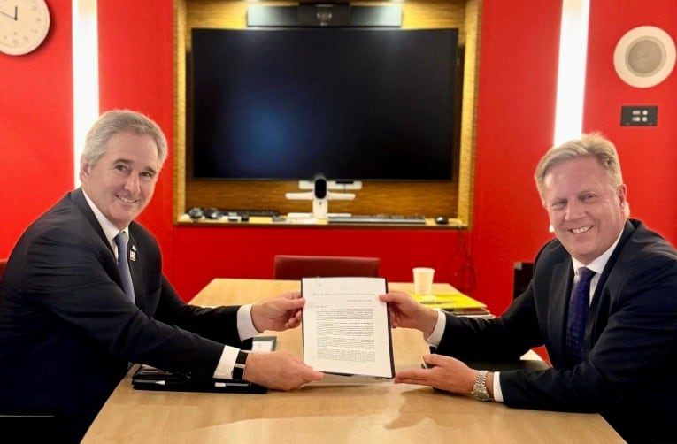 El canciller Pablo Quirno y el ministro neozelandés Todd McClay al momento de entregar la solicitud argentina para adherir al CPTPP (Pablo Quirno en X)