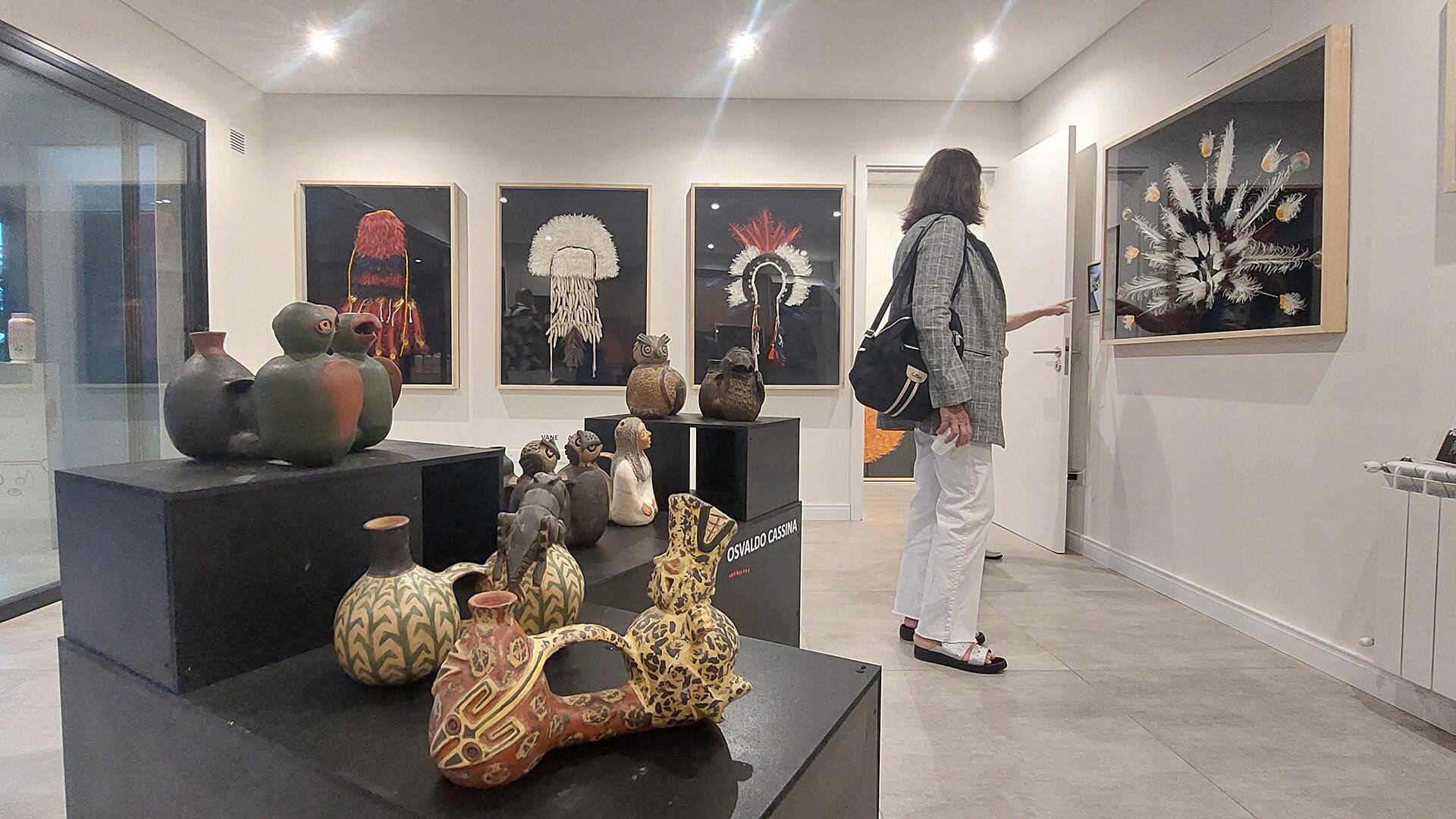 Al frente, las cerámicas silbadoras de Osvaldo Cassina y detrás los penachos de Vane Amenabar, en Sasha D