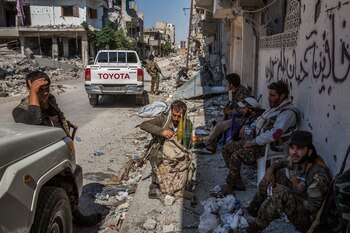 Miembros de las milicias kurdas descansan en una ciudad de Siria (Ivor Prickett/The New York Times)