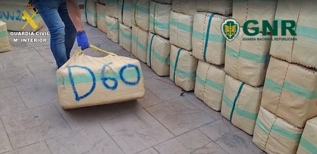 La Guardia Civil logra una de sus mayores incautaciones con más de 10.000 kilos de hachís encontrados “por tierra, mar y aire” junto a Portugal