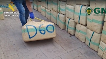 La Guardia Civil logra una de sus mayores incautaciones con más de 10.000 kilos de hachís encontrados “por tierra, mar y aire” junto a Portugal