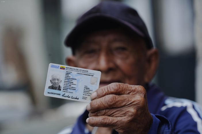 La identificación de Carlos Lindao indica que nació el 17 de octubre de 1902. (API /Teleamazonas)