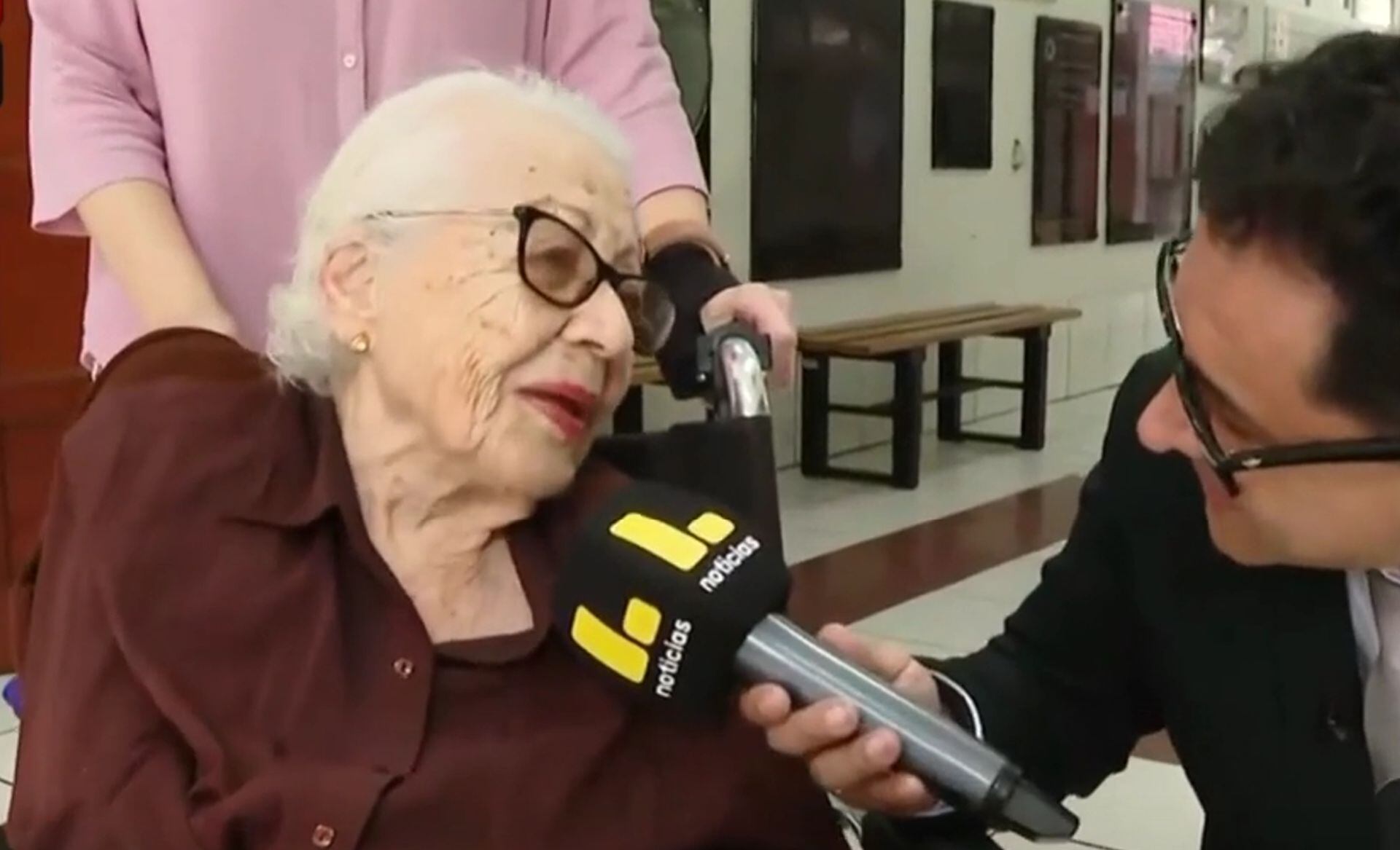 Con 96 años y sin obligación legal de sufragar, Raquel llegó temprano a la Universidad Ricardo Palma y destacó en una jornada marcada por la escasa presencia de votantes jóvenes. (Latina)