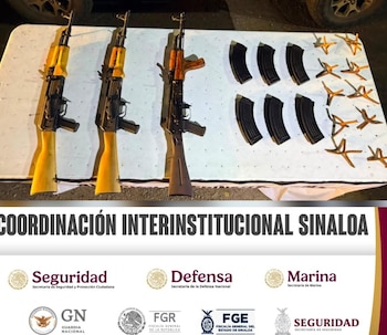 Las autoridades también decomisaron cinco fusiles AK-47 calibre 7.62 x 39 milímetros, 15 cargadores, 410 cartuchos útiles, equipos de radiocomunicación y una cubeta con artefactos ponchallantas. (Crédito: @sspsinaloa1)