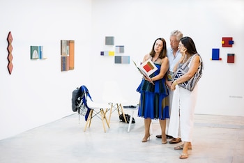 Presenta un formato ampliado, con