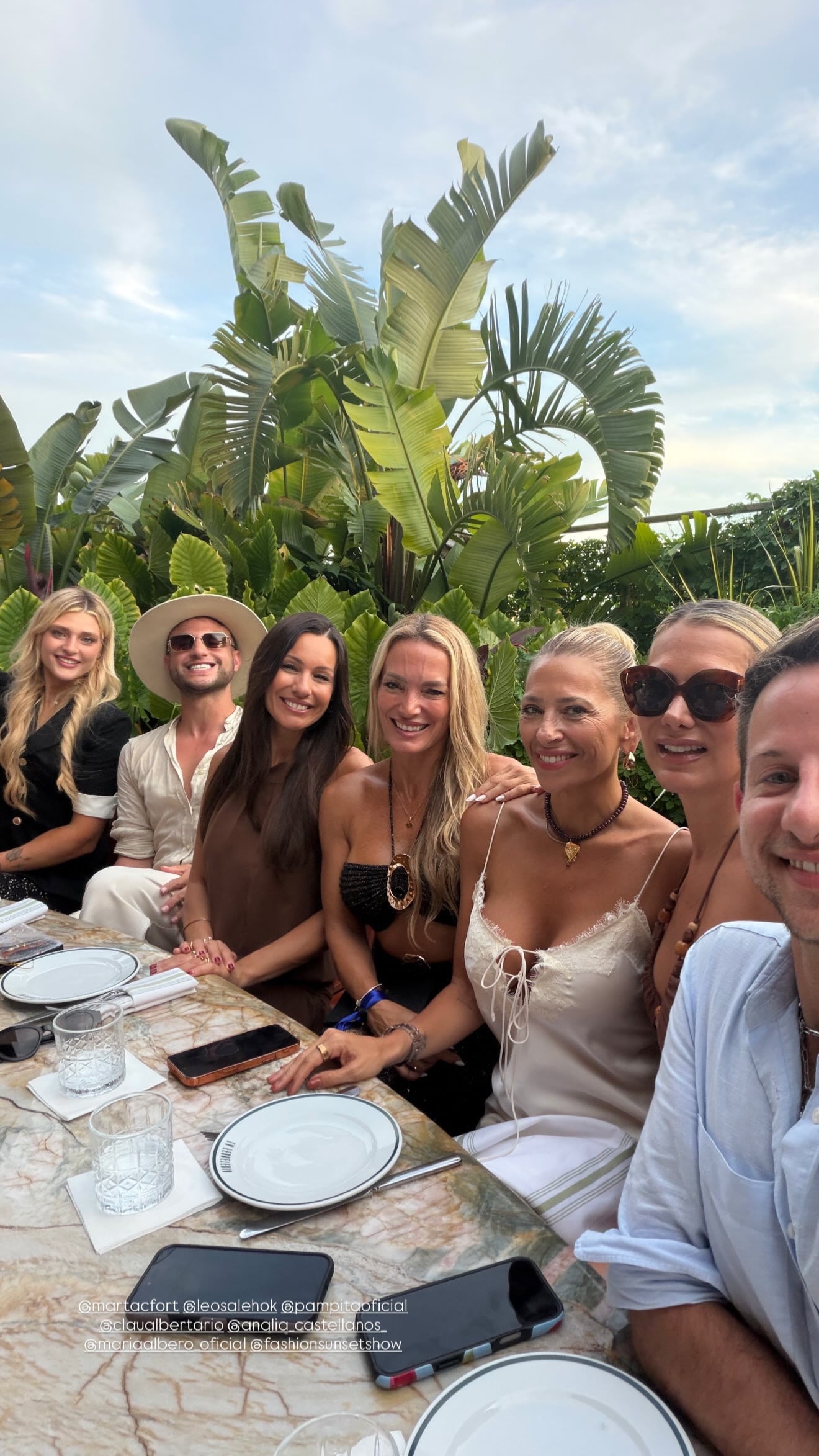 Pampita junto a Claudia Albertario, Marta Fort y amigos en una cena en Miami (Instagram)