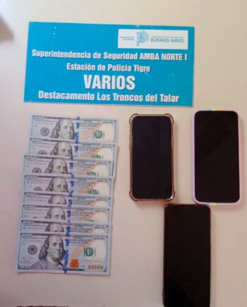 Dólares y celulares, los elementos