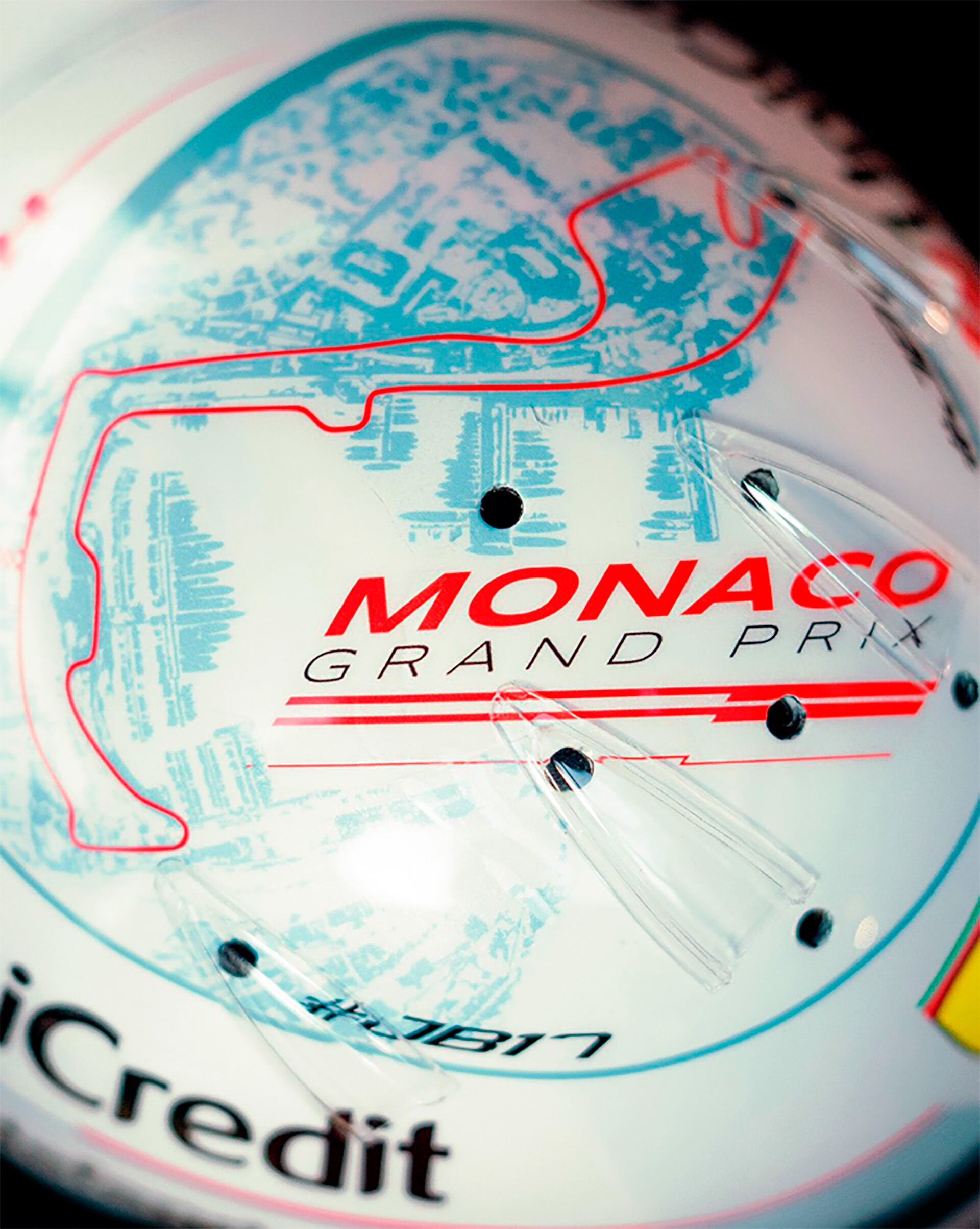 El detalle del circuito en el casco de Leclerc