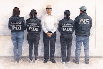 Cinco personas: un hombre con ojos cubiertos y manos esposadas, tres agentes de Policía de Investigación PDI y un agente de AIC Morelos.