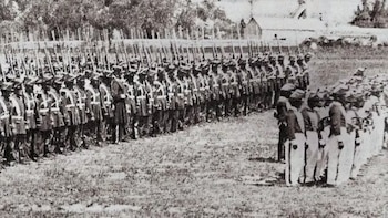 Uno de los batallones del ejército peruano antes de la batalla de Miraflores.