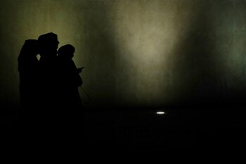 06/03/2015 Siluetas de tres mujeres