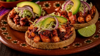 Sopecitos de pulpo adobado: la receta mexicana que convierte el mar en un antojito irresistible
