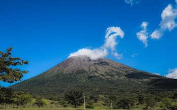 El Chaparrastique se eleva sobre San Miguel, con pendientes empinadas y terreno volcánico (Foto cortesía salvadoreños noticias).