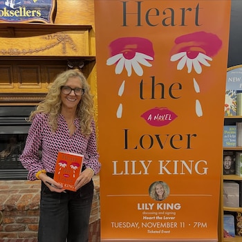 Lily King sostuvo que en Corazón el enamorado la amistad tiene un peso igual o mayor que el romance dentro del triángulo amoroso - (instagram.com/lilykingbooks)
