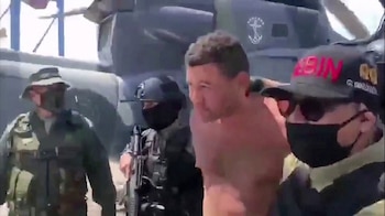Miembros de las fuerzas chavistas custodian a un sospechoso.