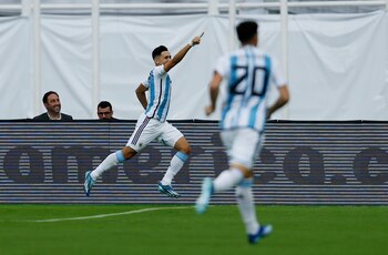 Pablo Solari festeja el gol