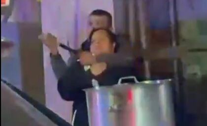 El sujeto amenazó con un cuchillo a la mujer. (Impresión de pantalla video)