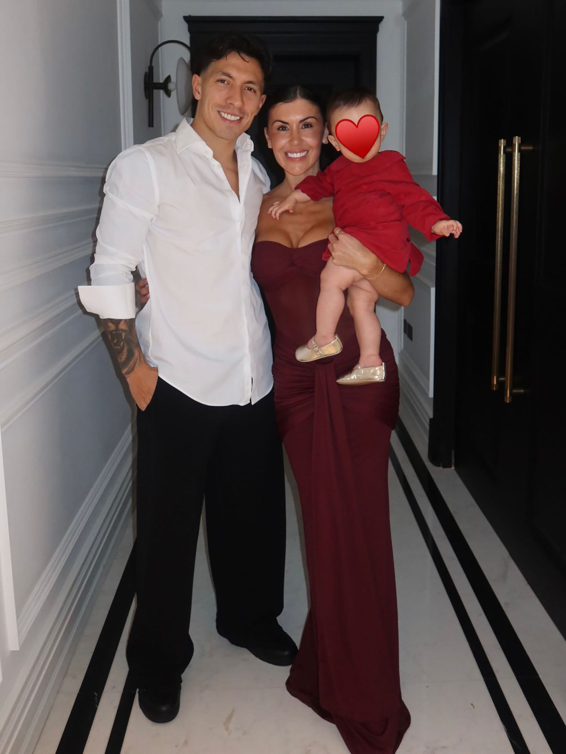 Lisandro Martínez, que acaba de volver de la lesión, celebró con su pareja Muri López Benítez y su hijo: