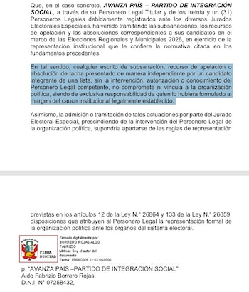Fragmento de un documento en papel con texto mecanografiado, un párrafo sombreado en celeste y una firma digital con escudo oficial