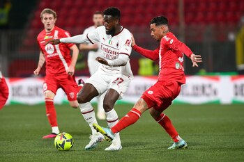 Divock Origi del AC Milan maneja el balón mientras pasa entre los jugadores del Monza en el encuentro de la Serie A el sábado 18 de febrero del 2023. (Claudio Grassi/LaPresse via AP)