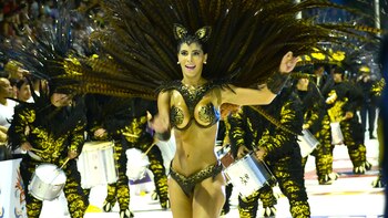 Plumas y telas texturadas, los