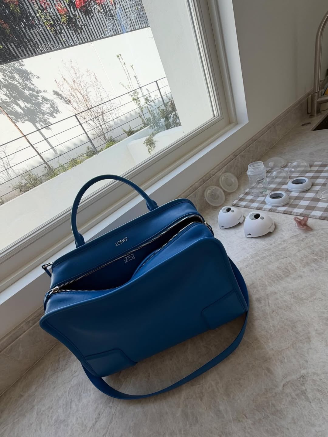 La rutina de la lactancia: mamaderas listas y bolso preparado en la cocina