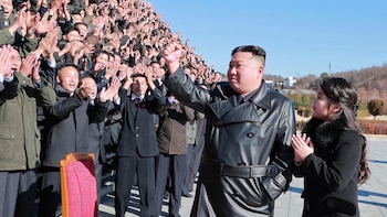 Kim Jong Un junto a