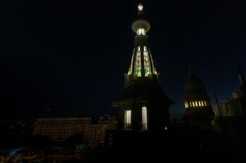 Hoy, la cúpula iluminada y