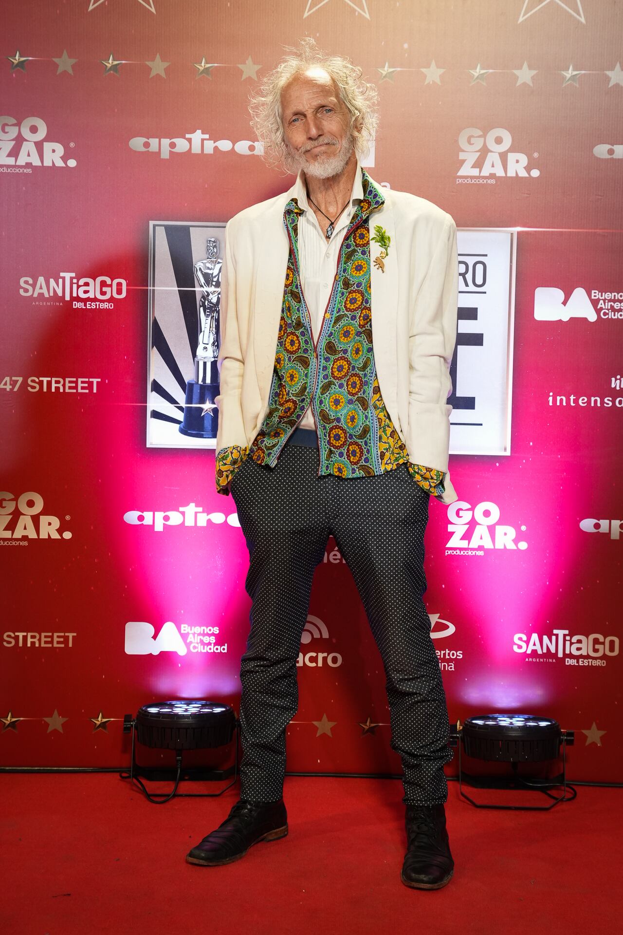 Boy Olmi deslumbró con un look colorido