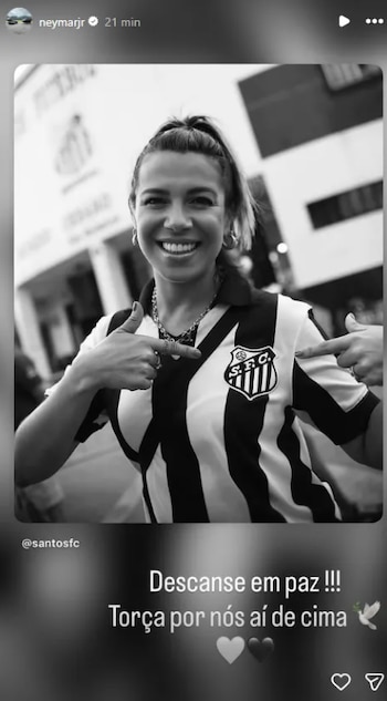 Una captura de pantalla de Instagram con una fotografía en blanco y negro de una mujer con la camiseta del Santos FC y texto en portugués