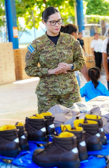 A Ministra da Educação, Karla Trigueros, supervisionou a entrega de mochilas escolares contendo uniformes, calçados, acessórios e computadores aos estudantes agrícolas. (Nota: Secretário de Imprensa)