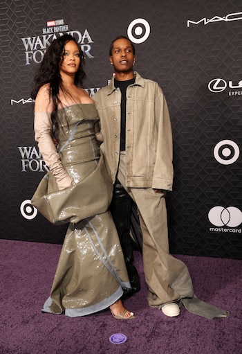 Rihanna apuesta por metalizado asimétrico y estructura futurista, A$AP Rocky responde con oversized gris claro y zapatillas blancas (REUTERS/Mario Anzuoni)
