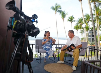 La ministra de Turismo, Morena Valdez, informó que Bryan Pérez y Melvin Ayala representan a El Salvador en la parada de la World Surf League en Punta Roca./ (Secretaría de Prensa)