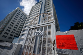 La fachada del edificio evacuado