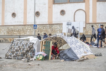 Varios migrantes en la playa El Trampolín. (Marcos Moreno / Europa Press)