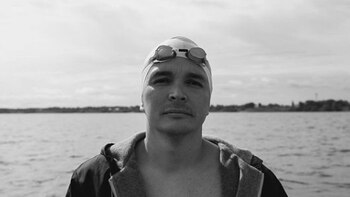 El médico cardiólogo colombiano que cruzó el lago Ontario y envió un mensaje de conciencia sobre el autismo