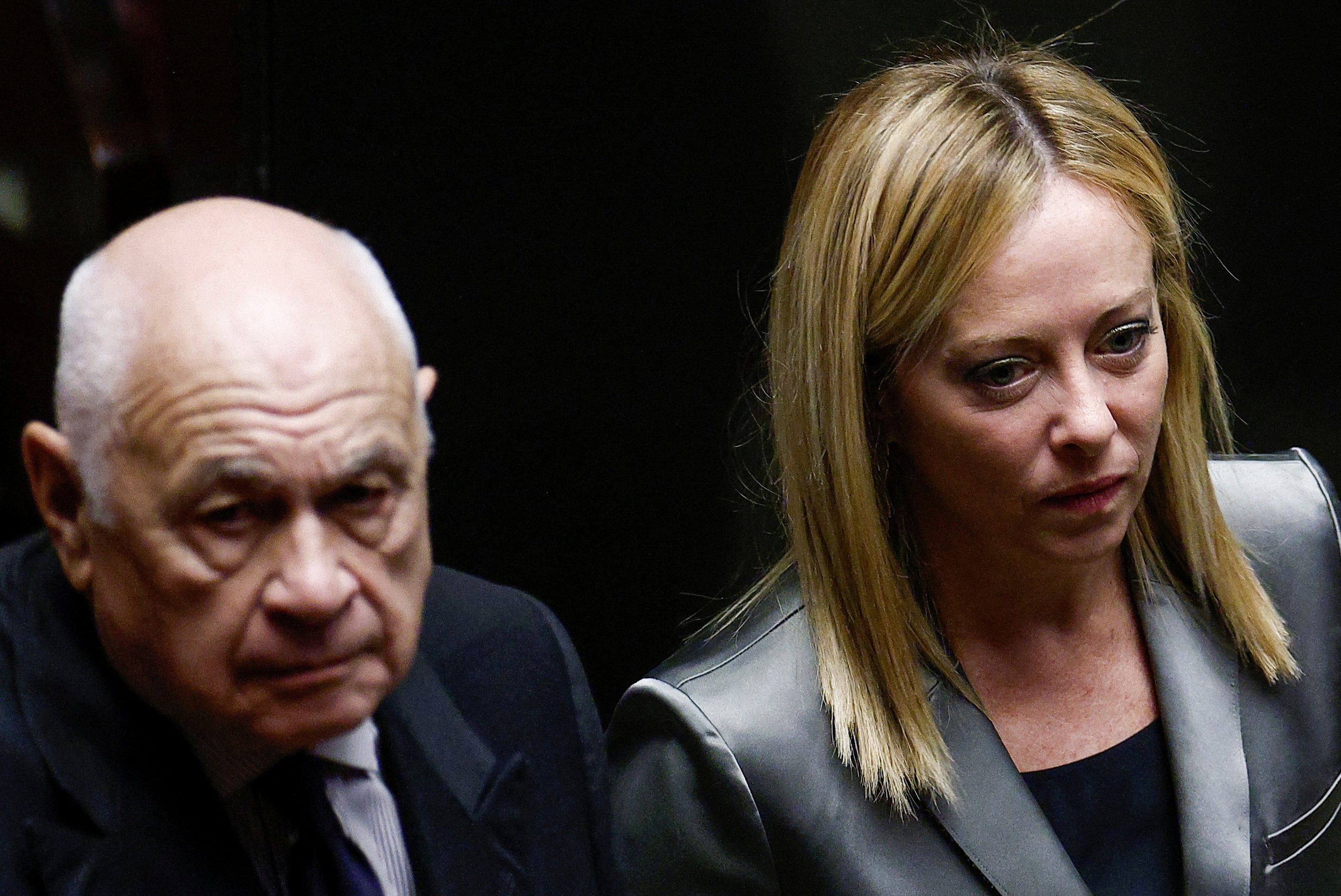 La actual primera ministra italiana, Giorgia Meloni, junto al hoy ministro de Justicia, Carlo Nordio, en el Parlamento en Roma. Meloni descartó esta semana las dimisiones de Nordio. (REUTERS/Guglielmo Mangiapane/Archivo)