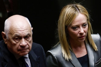 La actual primera ministra italiana, Giorgia Meloni, junto al hoy ministro de Justicia, Carlo Nordio, en el Parlamento en Roma. Meloni descartó esta semana las dimisiones de Nordio. (REUTERS/Guglielmo Mangiapane/Archivo)