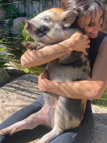 La presentadora y Púa, la cerdita que adoptó la familia a mediados de 2022