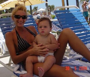 La panelista junto a su