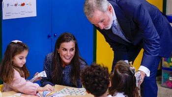 Felipe VI y Letizia visitan el colegio Vicente Aleixandre en Ceuta: el gesto del rey con el bastón de Juan Jesús Vivas y la complicidad de la reina con los niños