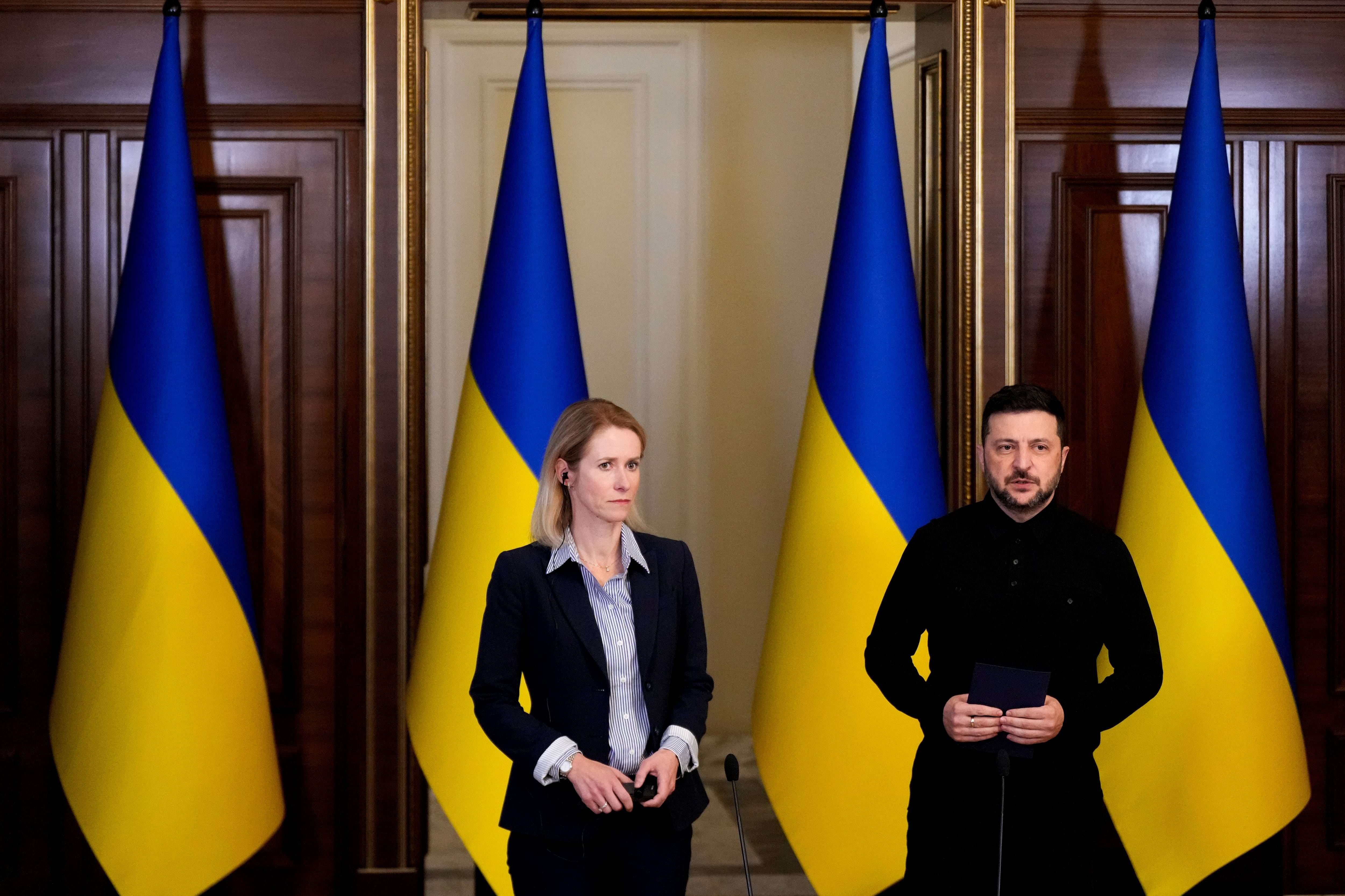 El presidente de Ucrania, Volodimir Zelensky, habla durante una conferencia de prensa con la principal diplomática de la Unión Europea, Kaja Kallas (AP)