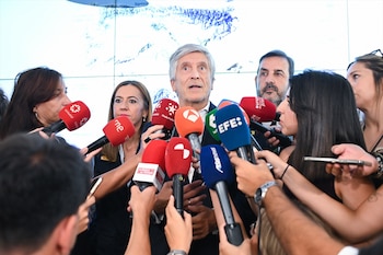 El ministro del Interior, Fernando Grande-Marlaska, atiende a los medios de comunicación (Gustavo Valiente / Europa Press)