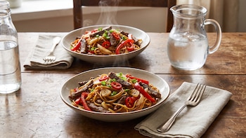 Receta de fideos picantes salteados con carne, rápida y fácil