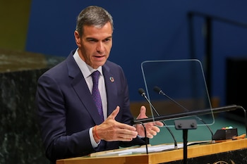 El presidente del Gobierno de España Pedro Sánchez (d) interviene durante el Debate General de la 81ª sesión de la Asamblea General de las Naciones Unidas en la Sede de la ONU en Nueva York.EFE/EPA/SARAH YENESEL