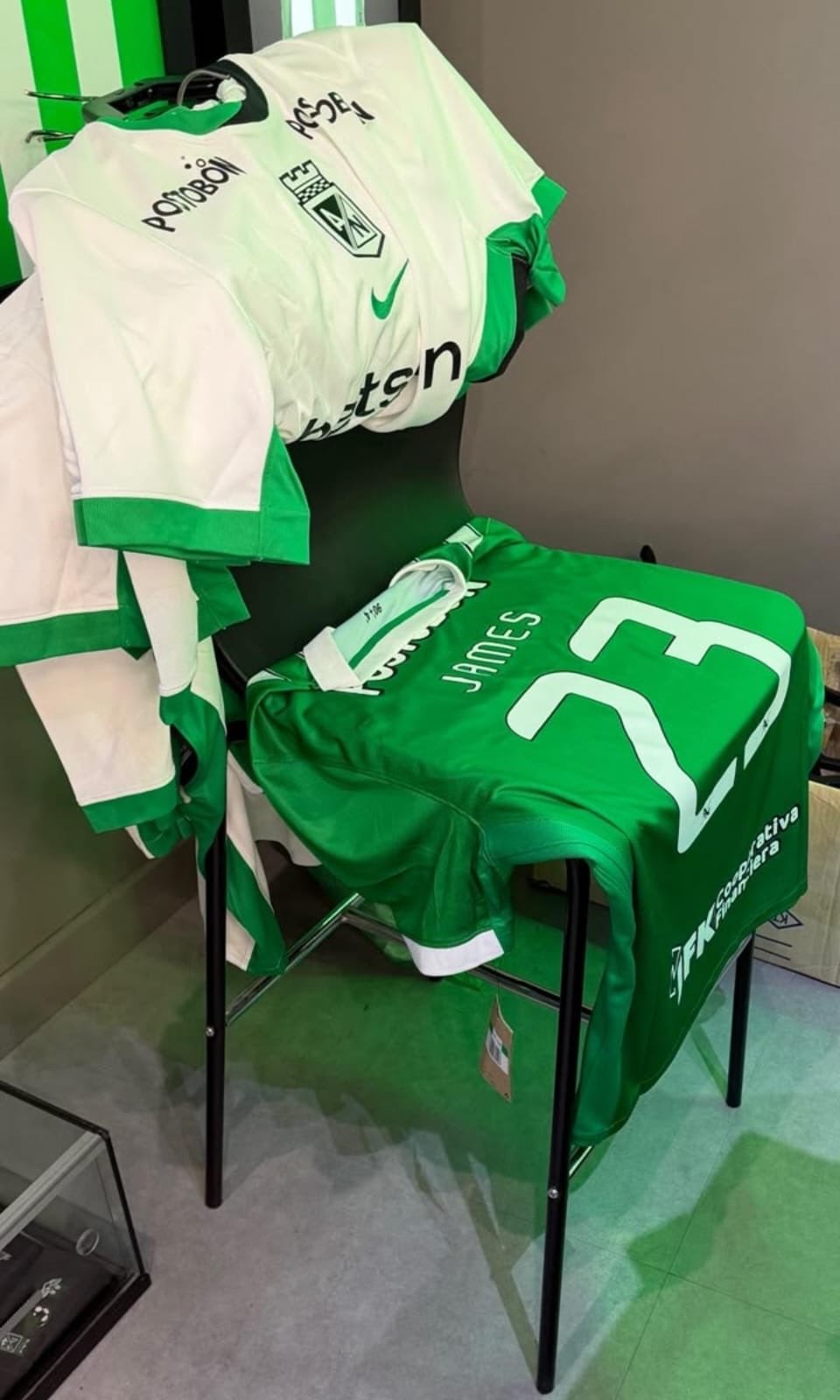 Esta es la camiseta que James Rodríguez usará con Atlético Nacional en el fútbol colombiano - crédito @MiVerdeQuerido_/X
