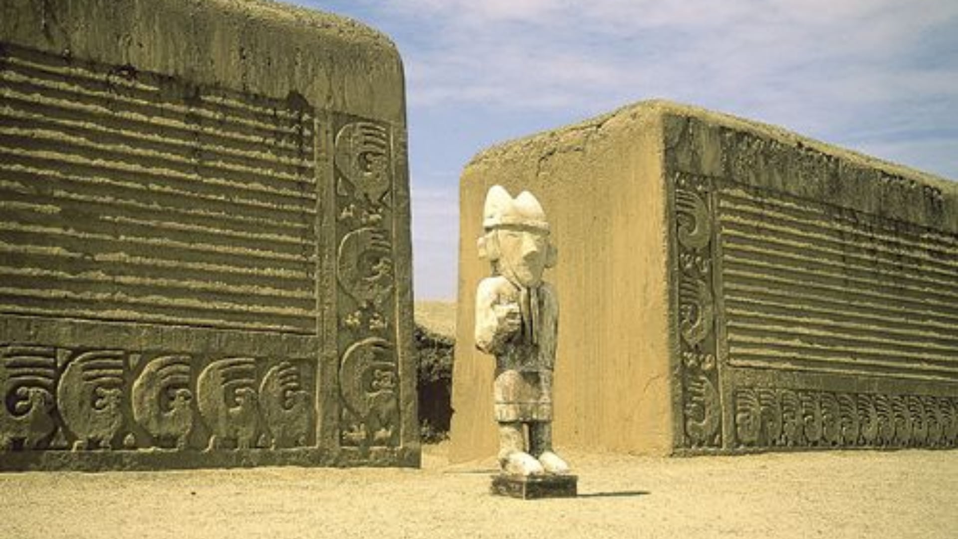La ejecución de la Vía de Evitamiento Trujillo —parte del megaproyecto vial Autopista del Sol— ha encendido las alarmas por su cercanía al sitio arqueológico de Chan Chan, Patrimonio Mundial de la UNESCO. (Andina)