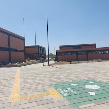 Trabajadores caminan entre los edificios